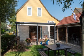 Outdoor dining - Spacious Coastal Getaway (Wemeldinge)