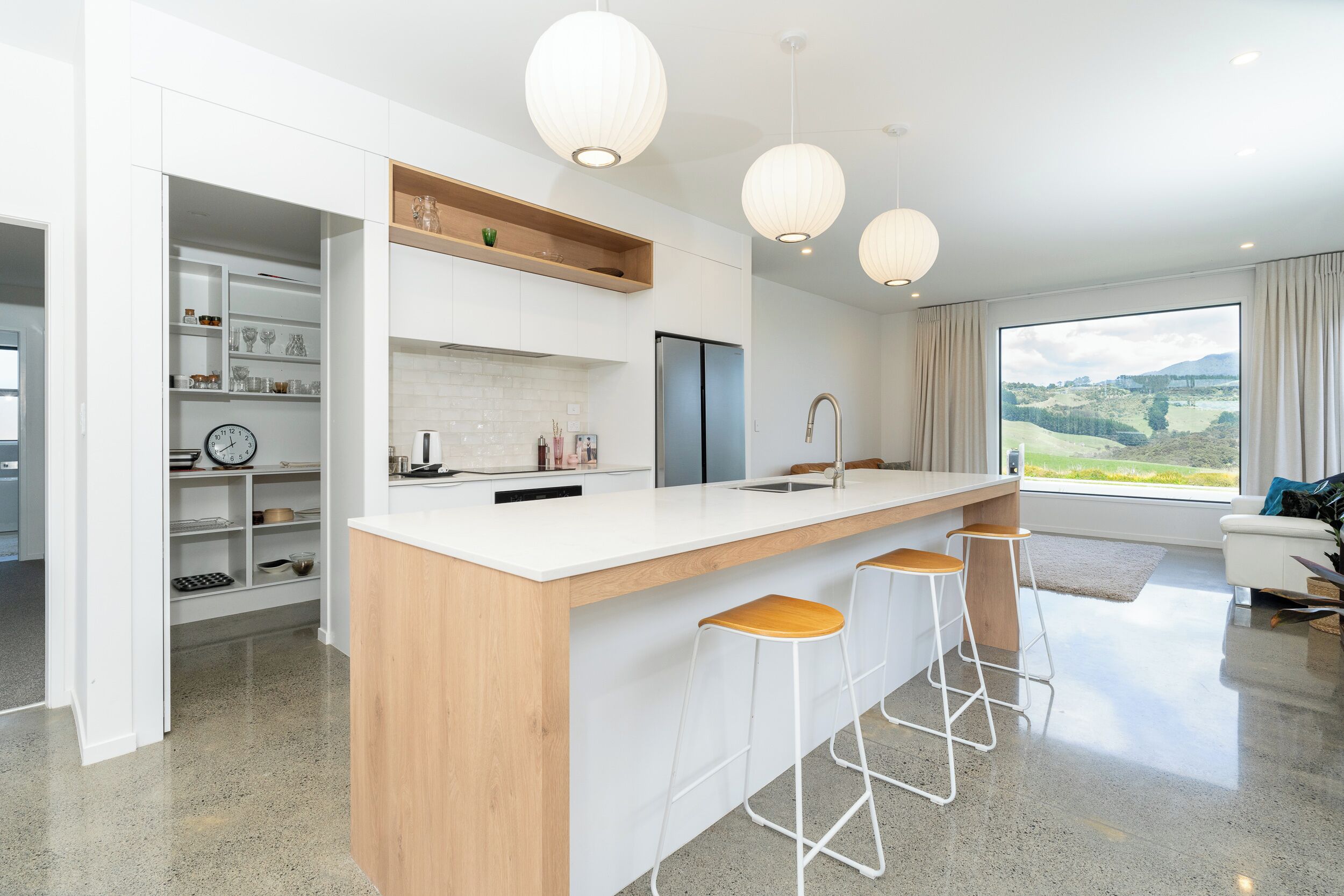 Kjøleskap, ovn, kokeplater og oppvaskmaskin