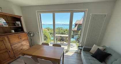 Appartement moderne de 2 chambres Ă coucher avec vue sur le lac