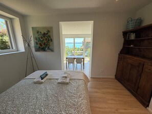 2 bedrooms, travel cot, WiFi, bed sheets - Modern 2 bedroom flat in town with lake views (Neuchâtel)