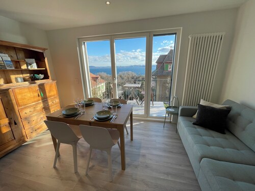 Moderne 2-Zimmer-Wohnung in der Stadt mit Seeblick