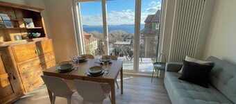 Modern 2 bedroom flat in town with lake views