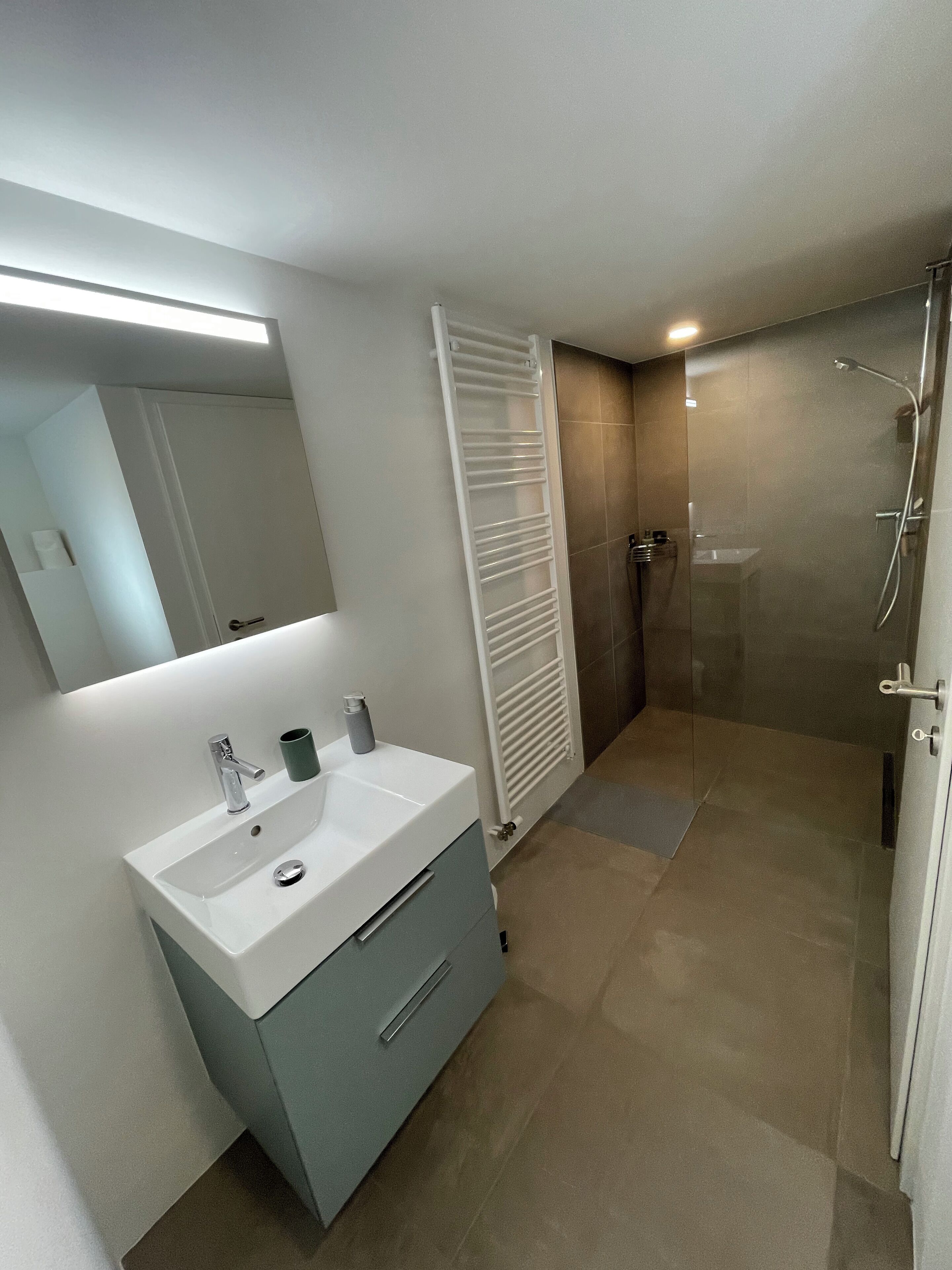 Douche, sèche-cheveux, serviettes fournies, savon