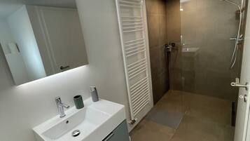 Douche, sĂšche-cheveux, serviettes fournies, savon