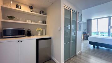 Iron/ironing board, travel crib, WiFi, bed sheets