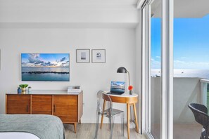 Iron/ironing board, travel cot, WiFi, bed sheets - Water View Studio: Your FIFA Miami Base (Miami)