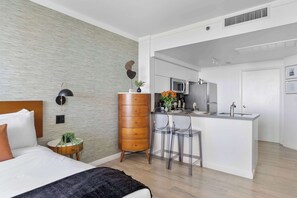 Iron/ironing board, travel cot, WiFi, bed sheets