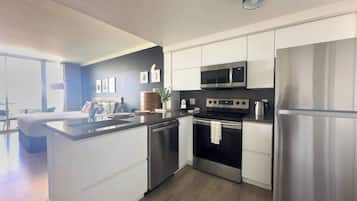 Refrigerador, microondas, horno, placa de cocina