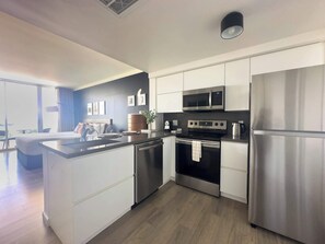 冰箱、微波炉、烤箱、炉灶