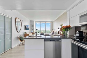 Fridge, microwave, oven, stovetop - MVR-Sunset Luxury You Can-t Find Anywhere Else (Miami)