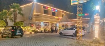 Deepak Hotel