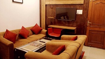 Habitación superior, Aire acondicionado | Ropa de cama de alta calidad, escritorio, camas supletorias