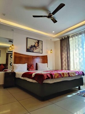 Deluxe Room, Penyaman udara | Peralatan tempat tidur premium, meja, katil lipat simpan/tambahan 