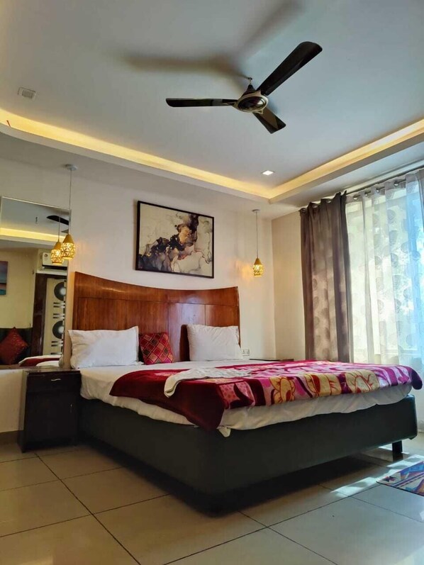 Deluxe Oda, Klima | Kaliteli yatak takımı, masa, portatif/ilave yatak 