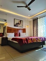 Habitación Deluxe, Aire acondicionado | Ropa de cama de alta calidad, escritorio, camas supletorias