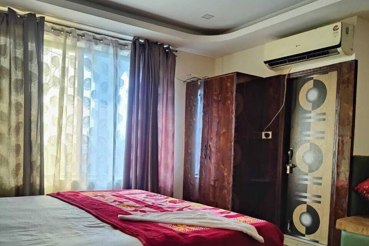 Ropa de cama de alta calidad, escritorio, camas extra y wifi gratis 