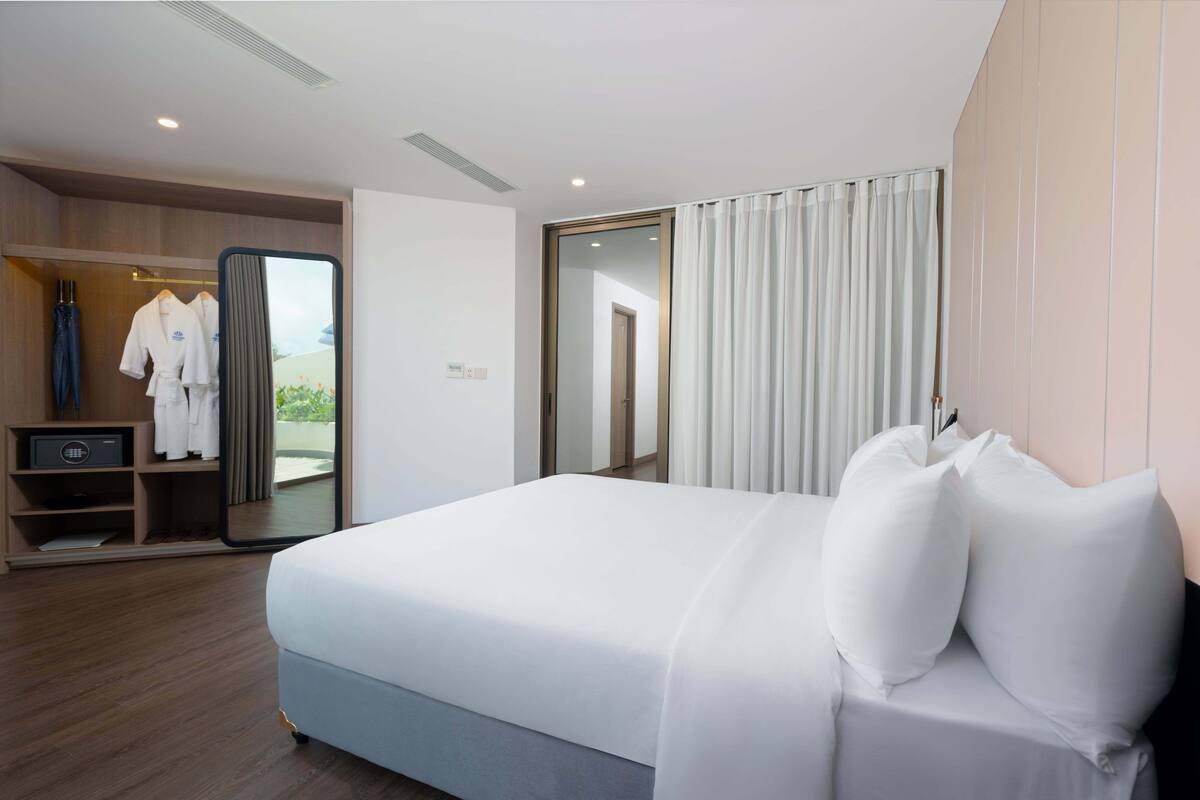 Apartamento sénior, balcón, vistas al mar | Ropa de cama hipoalergénica, minibar, caja fuerte y escritorio