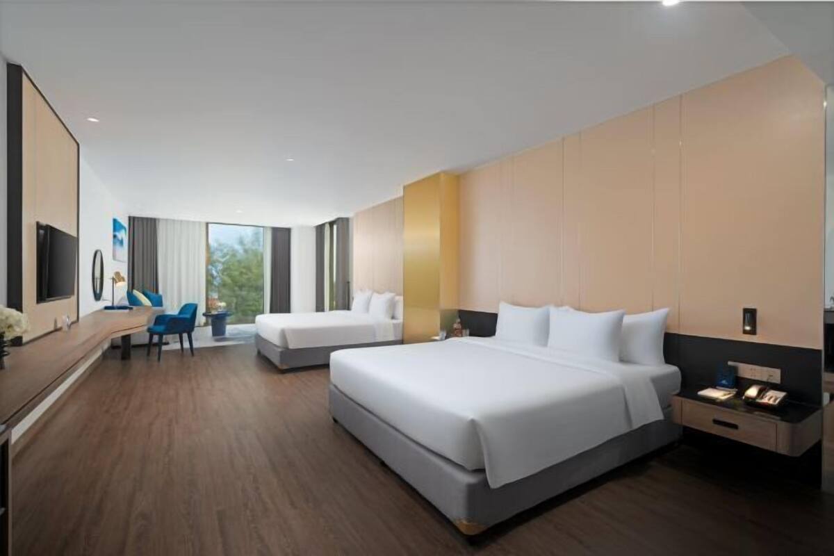 2 bedrooms, hypo-allergenic bedding, minibar, in-room safe