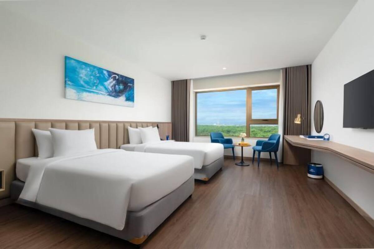 Ropa de cama hipoalergénica, minibar, caja fuerte y escritorio