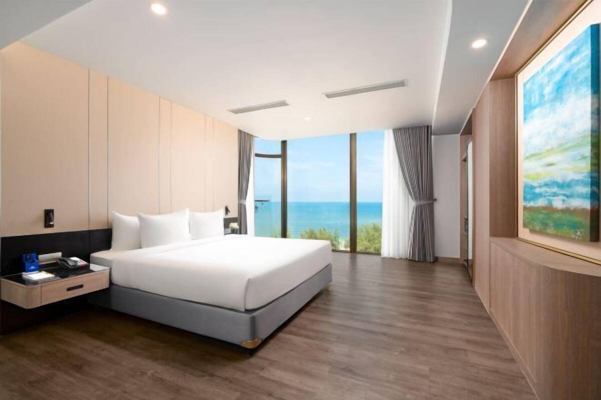 2 bedrooms, hypo-allergenic bedding, minibar, in-room safe