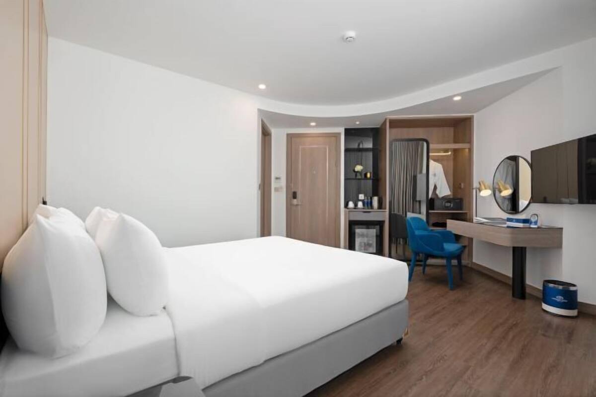 2 bedrooms, hypo-allergenic bedding, minibar, in-room safe
