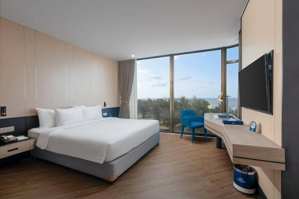 2 bedrooms, hypo-allergenic bedding, minibar, in-room safe