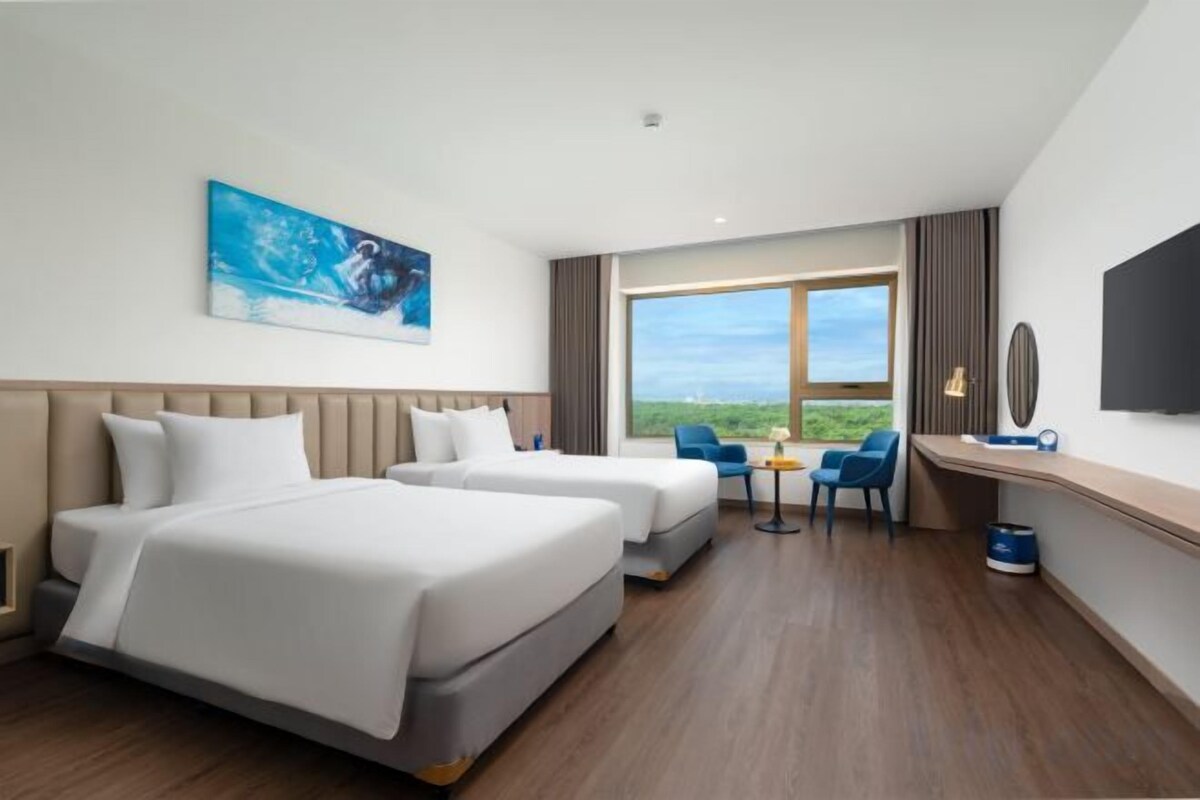 Ropa de cama hipoalergénica, minibar, caja fuerte y escritorio