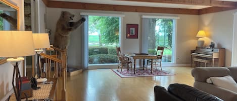 Smart-TV, Kamin, Tischtennisplatte, BĂŒcher