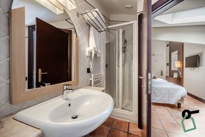 Economy-Doppelzimmer | Badezimmer | Dusche, kostenlose Toilettenartikel, Haartrockner, Handtücher