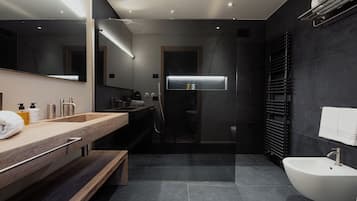 Junior-værelse med dobbeltseng eller 2 enkeltsenge - balkon - bjergudsigt | Badeværelse | Gratis toiletartikler, hårtørrer, håndklæder, Sæbe