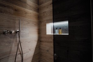Deluxe Double or Twin Room, Balcony | Bilik Mandi | Kelengkapan dandanan diri percuma, pengering rambut, tuala disediakan 