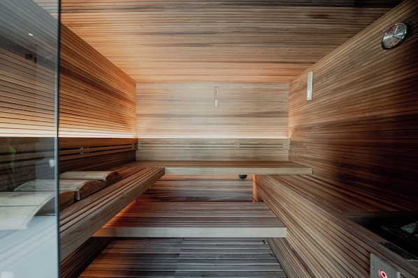 Sauna, hot tub, steam room