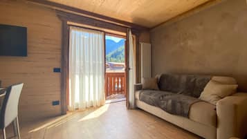 Apartment, Balkon, Bergblick | Wohnbereich