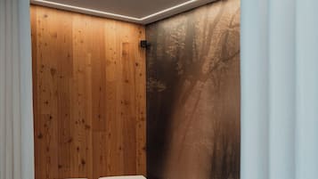Sauna, hot tub, steam room