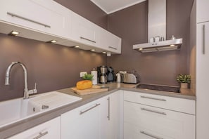 Fridge, microwave, oven, stovetop - Modern vacation home with sauna, garden & close to the beach on Usedom (Koserow)