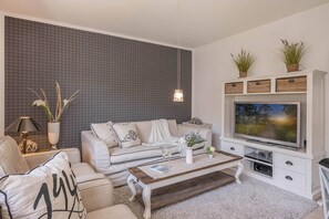 TV, fireplace, DVD player, books - Modern vacation home with sauna, garden & close to the beach on Usedom (Koserow)