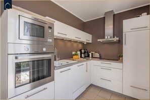 ثلاجة، ميكروويف، فرن، موقد طهي مسطح