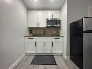 Fridge, microwave, stovetop, coffee/tea maker - Near Hard Rock, Fort Lauderdale airport (U-2) (Fort Lauderdale)