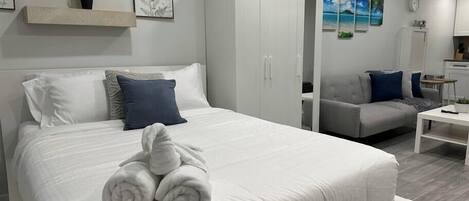 1 dormitorio, tabla de planchar con plancha, wifi y ropa de cama