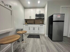 Fridge, microwave, stovetop, coffee/tea maker - Near Hard Rock, Fort Lauderdale airport (U-2) (Fort Lauderdale)