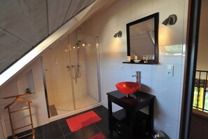 Een douche, een haardroger, toiletpapier