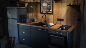 コーヒー / ティーメーカー、冷蔵庫、電子レンジ、オーブン