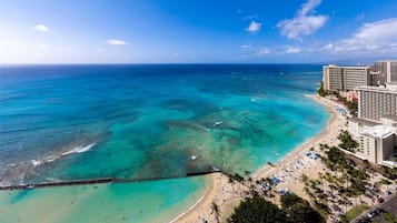 Plage, chaises longues, serviettes de plage