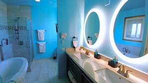 Secador de pelo, bidet, toallas, jabón