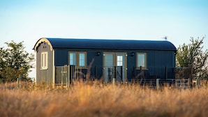 Exterior - Head For The Hills Glamping Shepherd’s Hut. Pet friendly, mountain views

 (Llanfynydd)