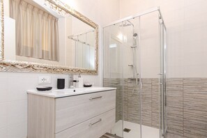 Ducha, secador de pelo, bidet, toallas