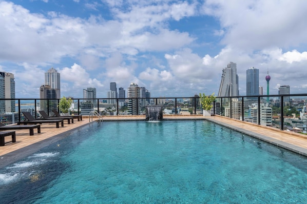 Una piscina al aire libre