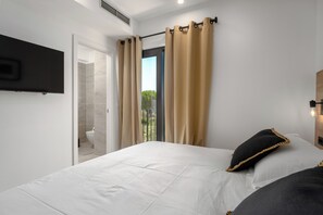 4 chambres, coffre-fort, bureau, fer et planche à repasser