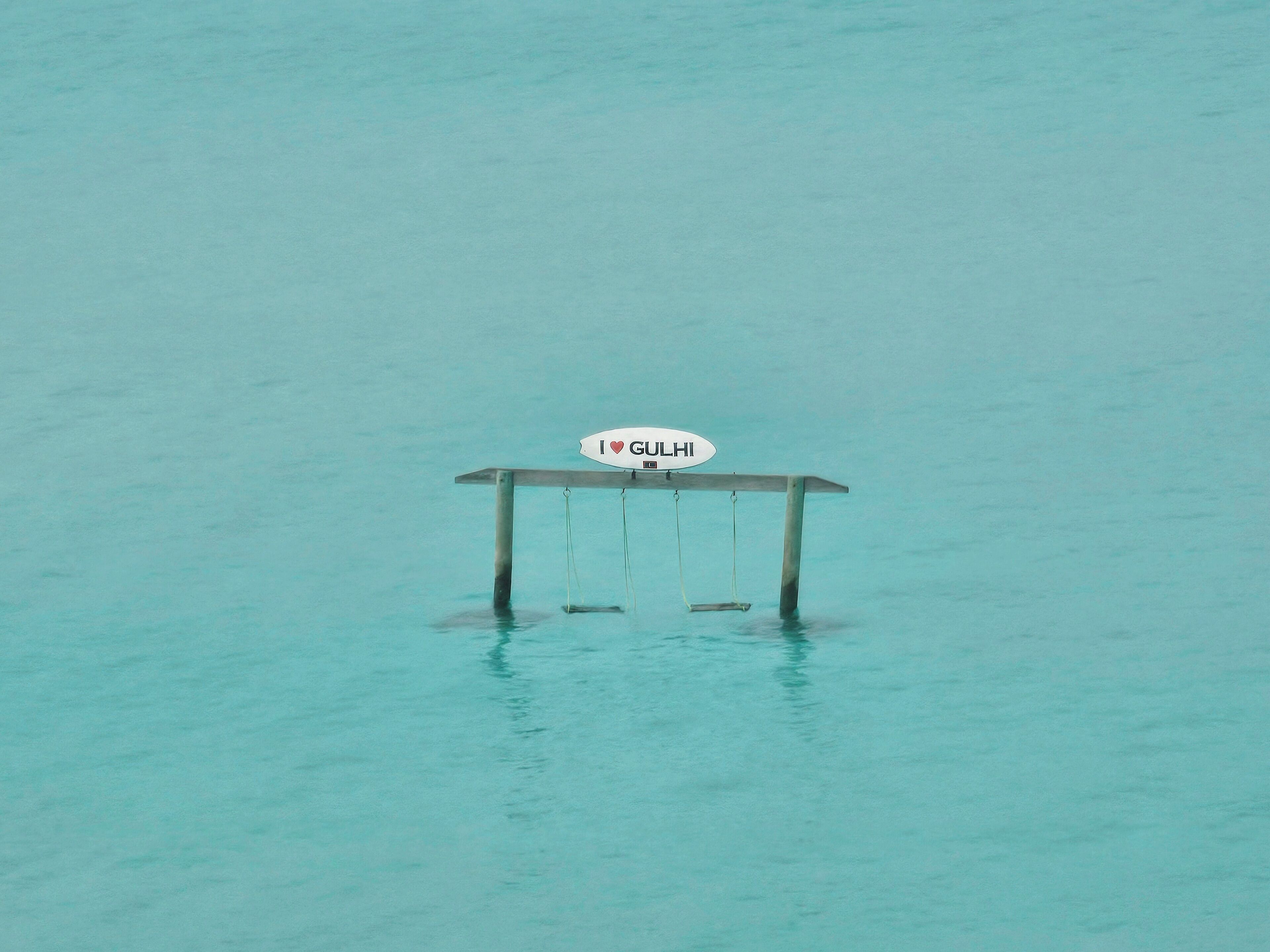 Am Strand, weißer Sandstrand, Strandtücher