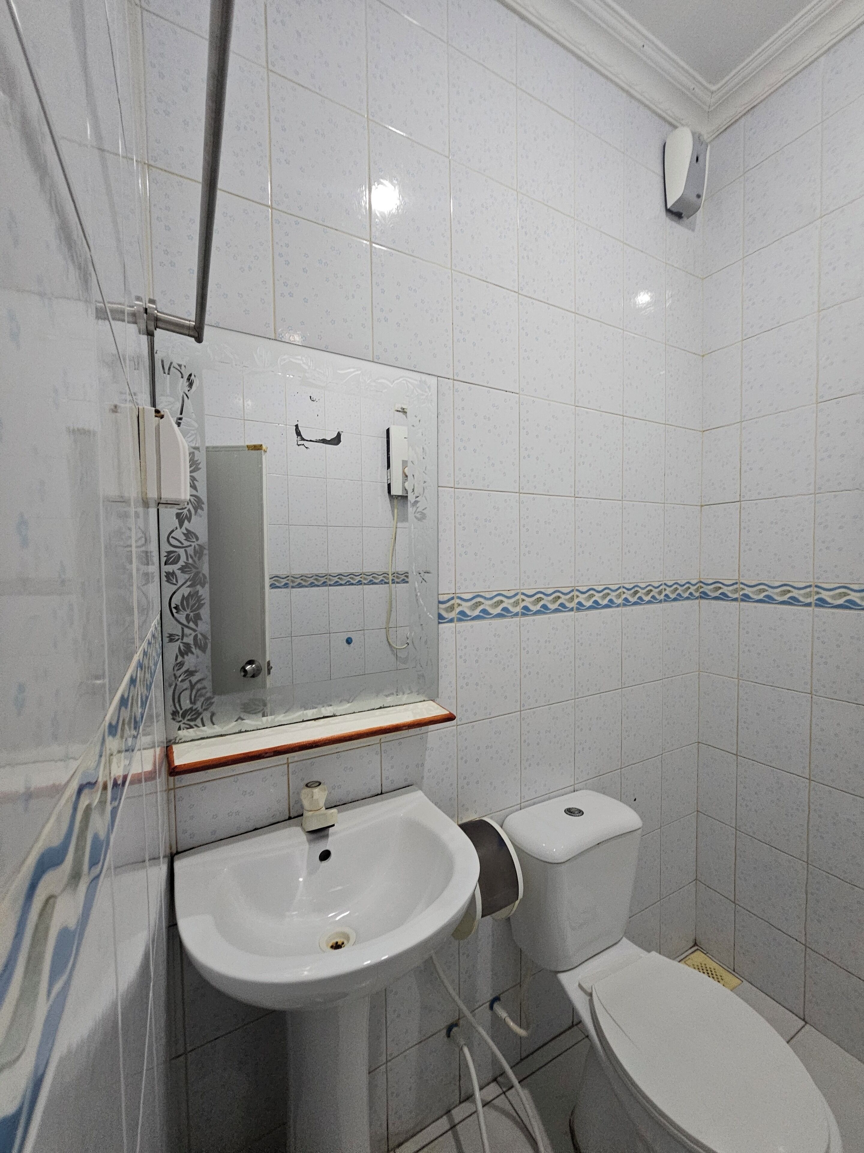 Combined shower/bathtub, towels, soap, shampoo
